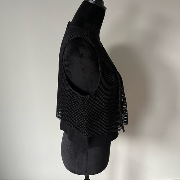 Sachin & Babi Noir Jet Black Mesh Floral Leaf Eyelet Cropped Top NWT Size Large - Picture 2 of 9